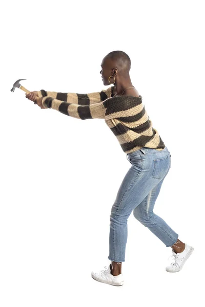 Mujer Afroamericana Negra Balanceando Martillo Fingiendo Golpear Aplastar Sobre Fondo —  Fotos de Stock
