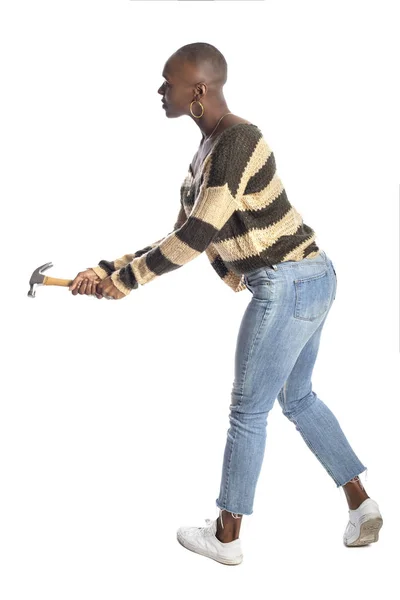 Чорний Афроамериканець Жінки Розмахуючи Молотком Прикидаючись Вдарити Або Розбити Білому — стокове фото