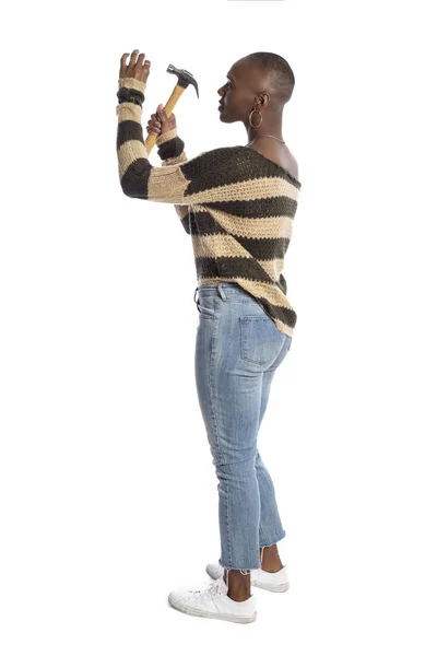 Fekete Afrikai Amerikai Női Modell Amely Egy Kalapáccsal Javító Eszköz — Stock Fotó