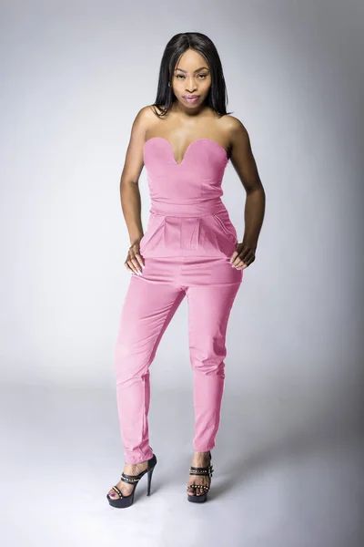 Siyah Amerikalı Kadın Model Giyen 2019 Yılının Renginde Yaşayan Mercan — Stok fotoğraf