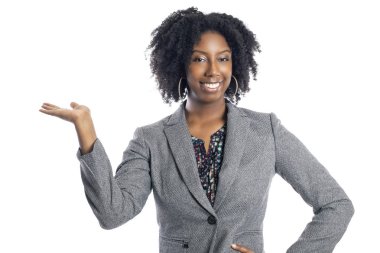 Siyah Afrikalı Amerikalı kadın iş kadını beyaz bir arka plan reklam izole ve bir şey sunan