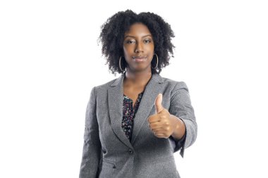 Siyah Afro-Amerikan kadın iş kadını beyaz bir arka plan üzerinde izole onay için başparmak gesturing