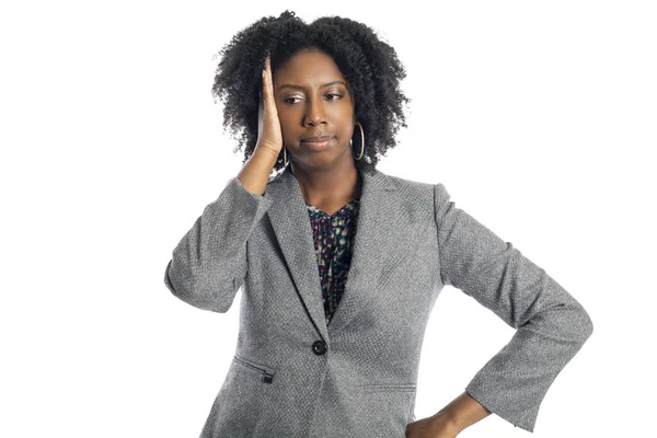 黒人アフリカ系アメリカ人女性ビジネスウーマンは 失敗や間違いから動揺しているように見える白い背景に孤立 — ストック写真