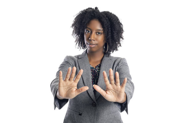 Черная афроамериканка-бизнесвумен, изолированная на белом фоне, делает жест стоп
