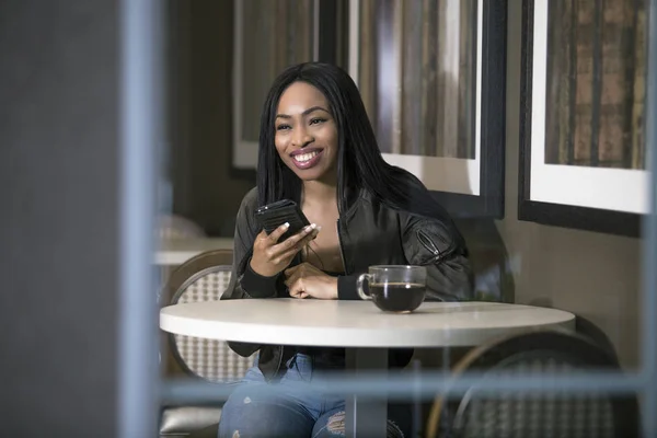 Vista Una Ventana Una Hembra Negra Usando Teléfono Móvil Café — Foto de Stock