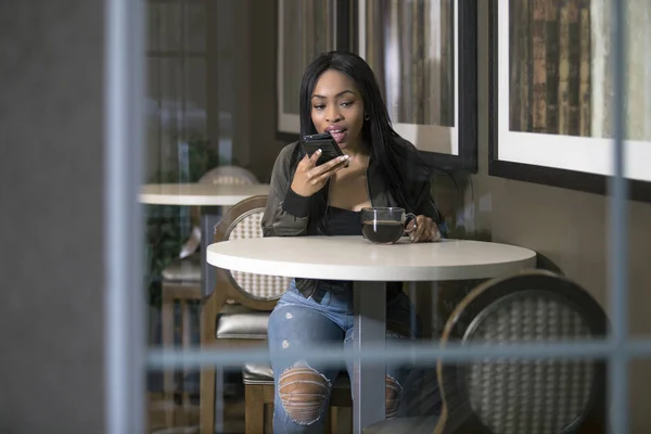 Vista Una Ventana Una Hembra Negra Usando Teléfono Móvil Café — Foto de Stock