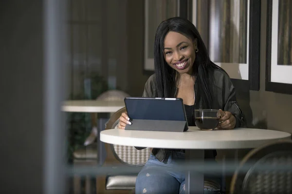 Ventana Vista Una Hembra Negra Usando Una Tableta Conectada Internet — Foto de Stock