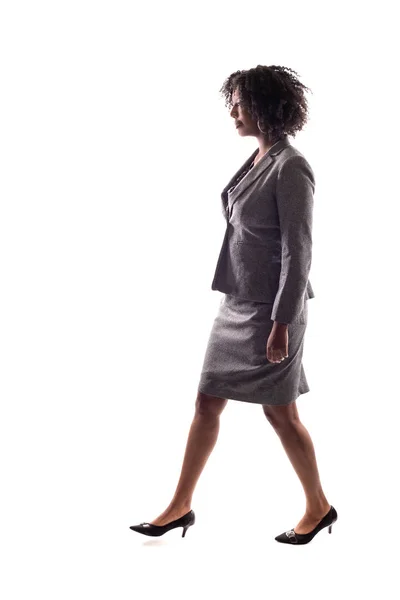 Vista Lateral Uma Mulher Negócios Negra Andando Vista Lateral Isolada — Fotografia de Stock