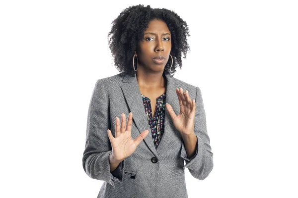 黒人アフリカ系アメリカ人女性ビジネスウーマンは 怖くて疑わしい見た目の白い背景に孤立した — ストック写真