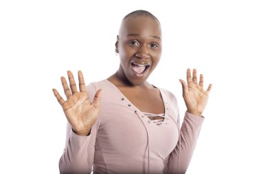 Beyaz arka planda pembe gömlek giyen kel saçlı siyah afro-amerikan kadın model şok ve şaşırttı