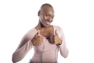 Beyaz bir arka plan üzerinde pembe bir gömlek giyen kel saç modeli ile siyah afro-amerikan kadın modeli kadar başparmak yapıyor