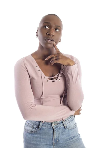 白い背景の思考と決定にピンクのシャツを着てハゲの髪型を持つ黒人アフリカ系アメリカ人の女性モデル — ストック写真