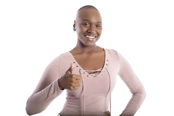 Czarna Afrykańska Amerykańska Modelka Łyse Fryzurą Ubrana Różową Koszulkę Białym — Zdjęcie stockowe