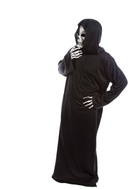 Kişi korkunç azrail veya ölüm hayalet Halloween kostüm giyinmiş şaşkın veya kararsız görünümlü