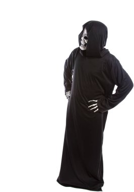Kişi korkunç azrail veya ölüm hayalet Halloween kostüm giyinmiş şaşkın veya kararsız görünümlü