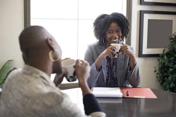 Черная Афроамериканка Бизнесвумен Разговаривает Офисе Две Женщины Похожи Начинающих Коллег — стоковое фото