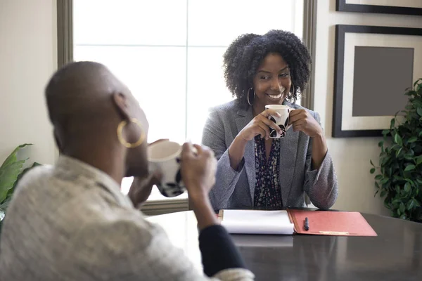 Mulheres Negras Afro Americanas Falar Num Escritório Duas Mulheres Parecem — Fotografia de Stock