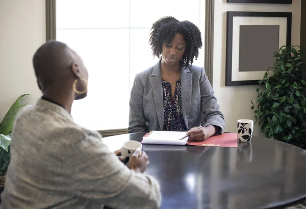 黑人非洲裔美国女商人在办公室交谈 这两个女人看起来像一个初创的合伙人或小生意伙伴 — 图库照片
