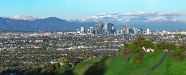 Panoramautsikt Över Staden Los Angeles Kalifornien Med Snöiga Bergs Mössor — Stockfoto