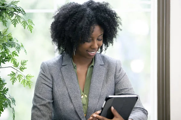 Mulher Negra Afro Americana Como Estudante Adulta Fazendo Curso Line — Fotografia de Stock