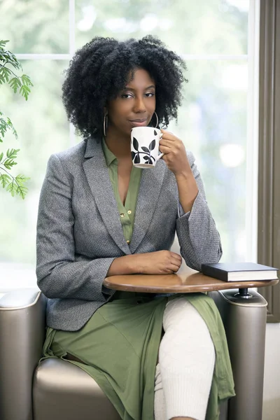 Mulher Negra Afro Americana Como Uma Estudante Adulta Bebendo Café — Fotografia de Stock