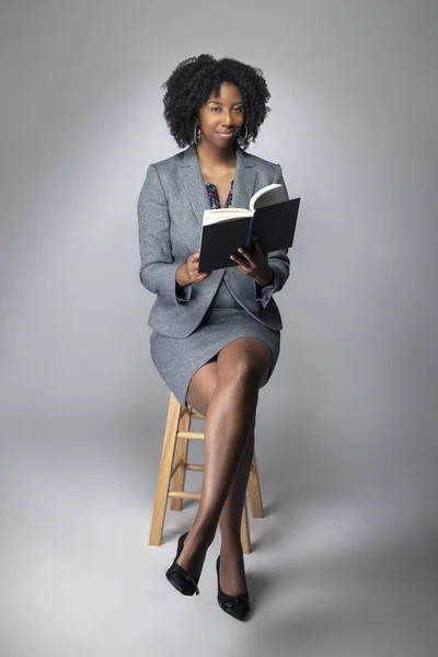 Una Autora Negra Posando Con Libro Estudio Para Retrato Parece — Foto de Stock