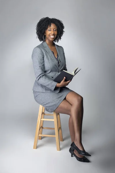 Una Autora Negra Posando Con Libro Estudio Para Retrato Parece —  Fotos de Stock
