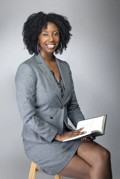 Uma Autora Negra Posando Com Livro Estúdio Para Retrato Parece — Fotografia de Stock
