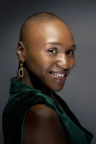 Fekete Afrikai Amerikai Női Divat Modell Kopasz Frizura Egy Stúdióban — Stock Fotó