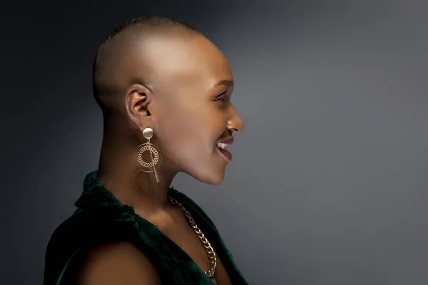 Bir Stüdyoda Kel Bir Saç Modeli Ile Siyah Afrikalı Amerikalı — Stok fotoğraf