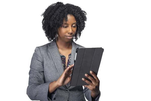 Schwarzafrikanisch Amerikanische Lehrerin Oder Geschäftsfrau Sitzt Und Hält Einen Tablet — Stockfoto