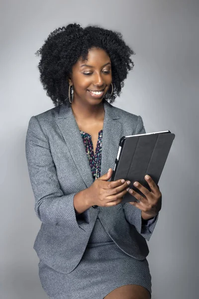 Professor Negro Afro Americano Mulher Negócios Sentado Segurando Computador Tablet — Fotografia de Stock