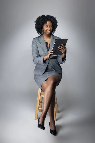 黑人非洲裔美国教师或女商人坐在平板电脑上 自信的女作家或作家看起来好像在准备研讨会或作为主题演讲人 — 图库照片