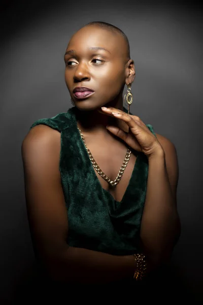 Black African American Moda Model Łyse Fryzurę Studiu Portret Pokazuje — Zdjęcie stockowe