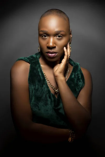 Fekete Afrikai Amerikai Női Divat Modell Kopasz Frizura Egy Stúdióban — Stock Fotó