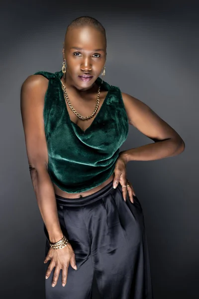 Черная Афроамериканская Модель Позирующая Лысой Прической Зеленой Модной Одеждой Смелый — стоковое фото