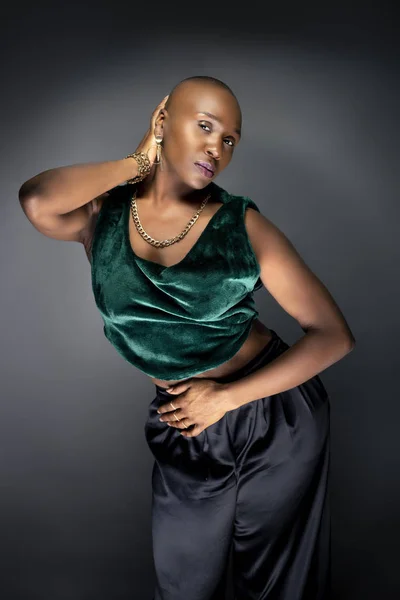 Fekete Afrikai Amerikai Női Divat Modell Pózol Kopasz Frizura Zöld — Stock Fotó