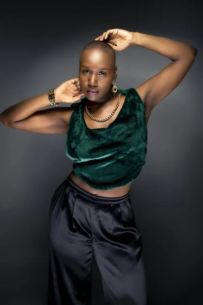 Czarny African Amerykański Model Mody Pozowanie Łysy Fryzurę Zielone Modne — Zdjęcie stockowe