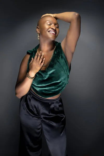 Siyah Afrikalı Amerikalı Kadın Model Kel Saç Modeli Yeşil Trendy — Stok fotoğraf