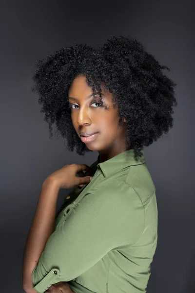 Modelo Afroamericano Negro Posando Con Peinado Afro Sobre Fondo Gris — Foto de Stock