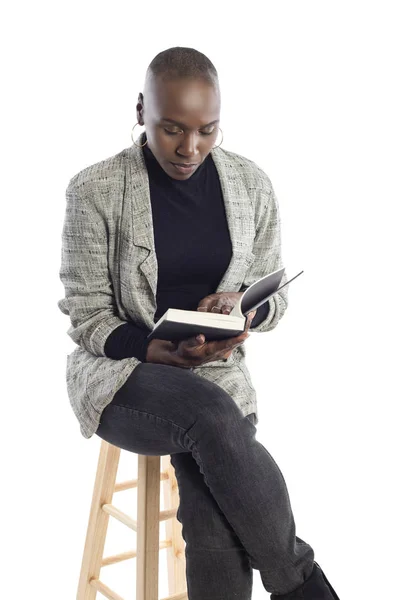 Black African American Autora Sentada Com Livro Como Ela Está — Fotografia de Stock