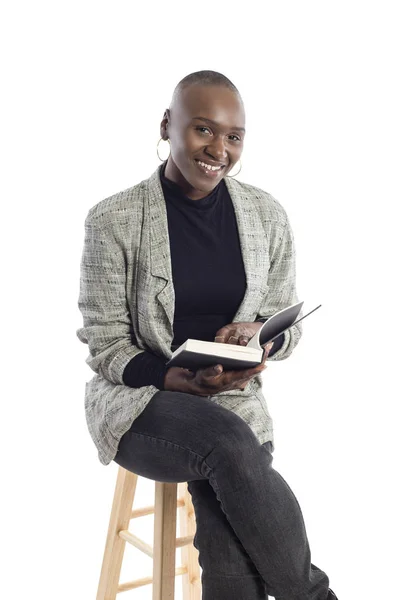 Black African American Autora Sentada Com Livro Como Ela Está — Fotografia de Stock