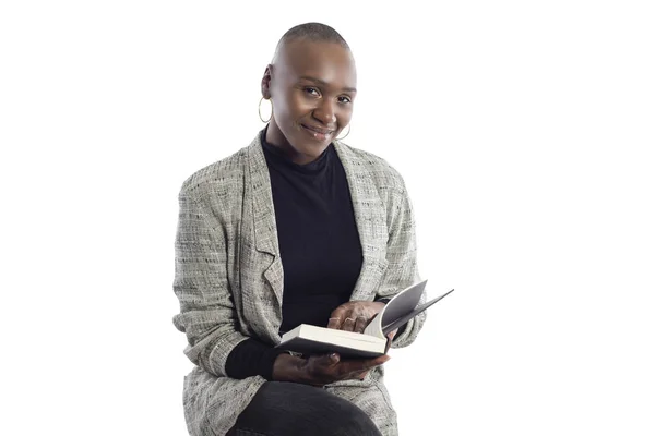 黑人非洲裔美国女作家坐在一本书 就像她即将在一个研讨会上做主题演讲 她看起来像个女商人或记者 — 图库照片