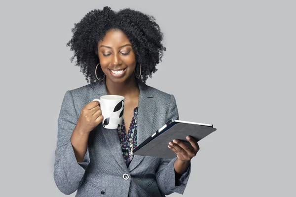黑人非洲裔美国女商人或作家作为主题演讲人 为研讨会准备用平板电脑和咖啡演讲 — 图库照片