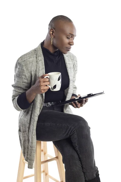 黒人アフリカ系アメリカ人のビジネスウーマンまたはライターが タブレットとコーヒーを使ったプレゼンテーションの準備をするセミナーの基調講演者として — ストック写真