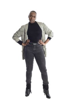 Siyah Afro-Amerikan kadın beyaz bir arka plan üzerinde modern iş rahat kıyafet giyerken kendinden emin görünümlü. İş kadını cesur kentsel moda stilini betimliyor. 