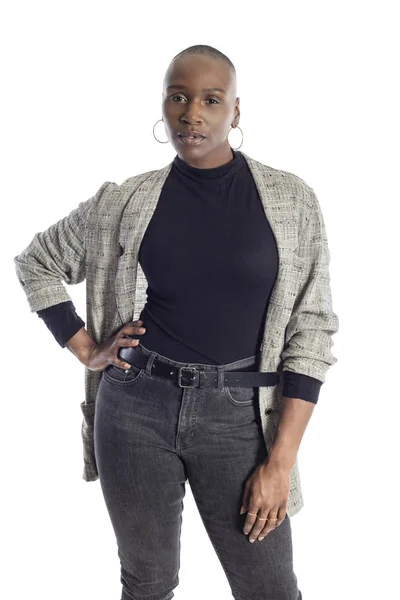 Schwarzafrikanisch Amerikanische Frau Sieht Selbstbewusst Aus Während Sie Ein Modernes — Stockfoto