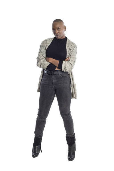 Черная афроамериканка выглядит уверенно в современном деловом костюме на белом фоне. Деловая женщина изображает смелый городской стиль моды
. 