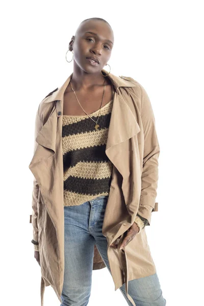 Kendine Güvenen Siyah Afrikalı Amerikalı Kadın Model Bir Ceket Veya — Stok fotoğraf