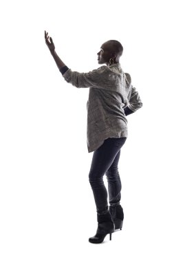 Beyaz arka planda siyah kadın Afro-Amerikan model. O konuşan ya da bir oyuncu ya da bir iş adamı ya da siyasi aday gibi davranıyor 